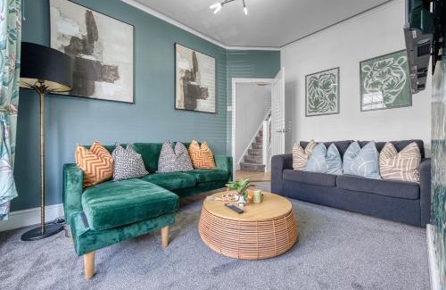 Southsea Casa | Stunning Design 3-Bedroom Townhouse Retreat in Southsea, Sleeps 8, Chic and Spacious with Free Parking Permit, WORK CONTRACTORS SPECIAL OFFER AVAILABLE! - by Blue Puffin Stays