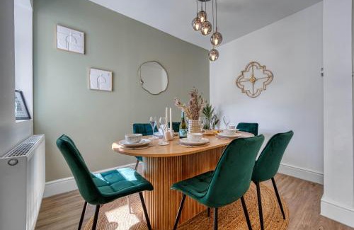 Southsea Casa | Stunning Design 3-Bedroom Townhouse Retreat in Southsea, Sleeps 8, Chic and Spacious with Free Parking Permit, WORK CONTRACTORS SPECIAL OFFER AVAILABLE! - by Blue Puffin Stays