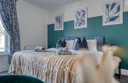 Southsea Casa | Stunning Design 3-Bedroom Townhouse Retreat in Southsea, Sleeps 8, Chic and Spacious with Free Parking Permit, WORK CONTRACTORS SPECIAL OFFER AVAILABLE! - by Blue Puffin Stays