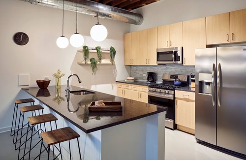 West Loop Apartamento | Stunning Designer Loft in Fulton Market, Sleeps 24