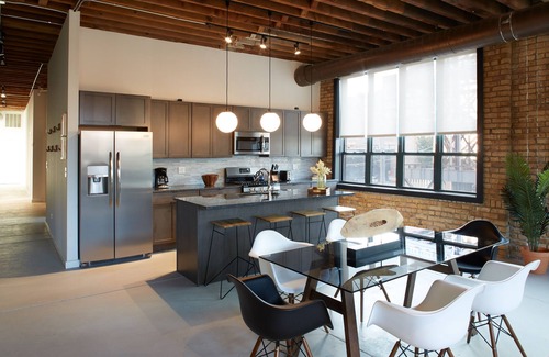 West Loop Apartamento | Stunning Designer Loft in Fulton Market, Sleeps 24