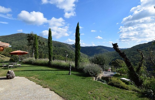Burzet Casa | Pintoresca casa de vacaciones en Burzet con piscina
