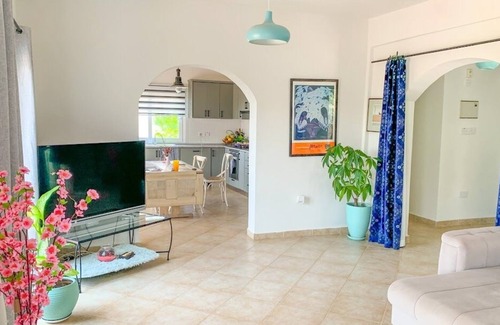 Kyrenia District Villa | Villa de 4 dormitorios, vistas al mar y montaña Karsiyaka