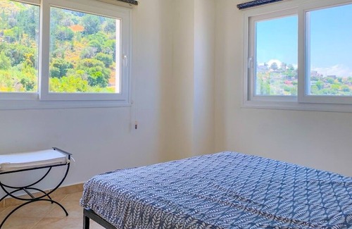 Kyrenia District Villa | Villa de 4 dormitorios, vistas al mar y montaña Karsiyaka