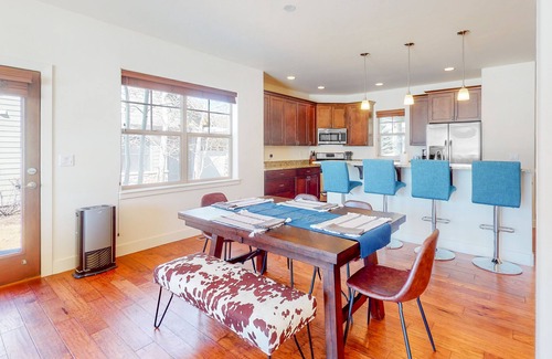 Eagle Casa | Stunning dog-friendly home with mountain view, fireplace, kitchen, patio, & W/D
