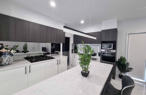 Taylor Casa | Stunning Double Storey House With 5 Bedrooms