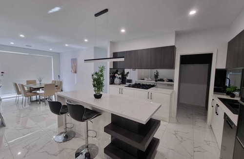 Taylor Casa | Stunning Double Storey House With 5 Bedrooms