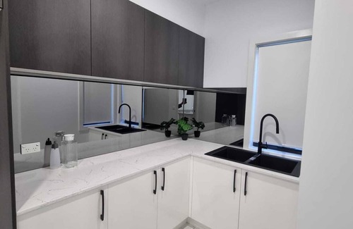 Taylor Casa | Stunning Double Storey House With 5 Bedrooms