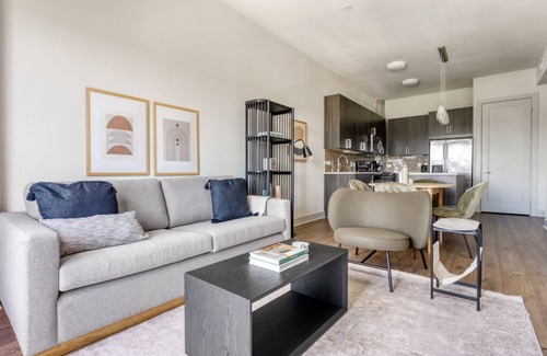 West End Apartamento | Stunning Downtown 1BR w/ Gym, W/D, Pool, walk to 6th St, by Blueground