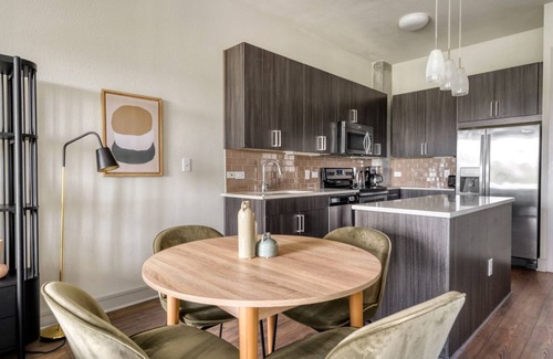 West End Apartamento | Stunning Downtown 1BR w/ Gym, W/D, Pool, walk to 6th St, by Blueground