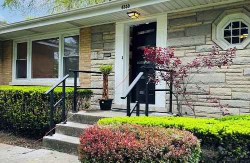 Skokie Casa | Stunning downtown Skokie mid-century modern Luxury three bedroom ranch home