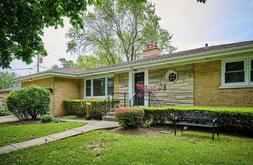 Skokie Casa | Stunning downtown Skokie mid-century modern Luxury three bedroom ranch home