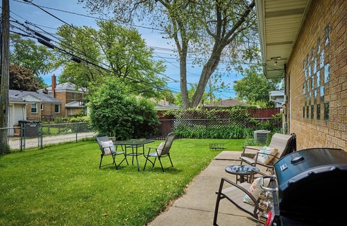 Skokie Casa | Stunning downtown Skokie mid-century modern Luxury three bedroom ranch home