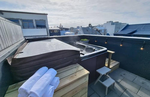 Downtown Apartamento | Stunning Downtown Studio: Private Rooftop Terrace & Jacuzzi!