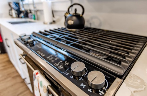 Hillcrest Condominio | Stunning Dream Studio in Hillcrest!! Hot Tub Parking AC Grill WashDryer KingBed