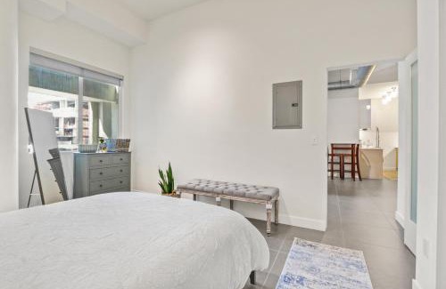 Historic Core Apartamento | Stunning DTLA Gem 2 bed with pool, gym and parking