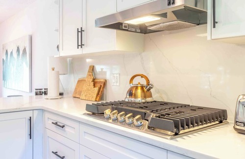 Elkhorn Village Condominio | Stunning Elkhorn Condo with Sauna, Hot Tub, + More!