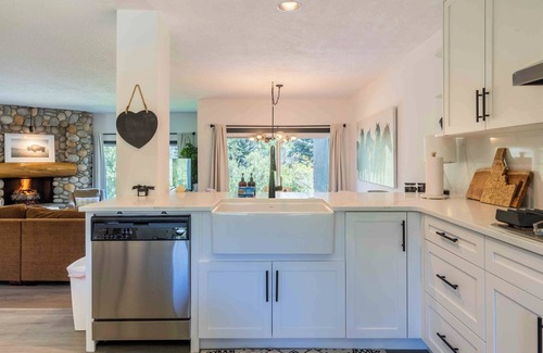 Elkhorn Village Condominio | Stunning Elkhorn Condo with Sauna, Hot Tub, + More!