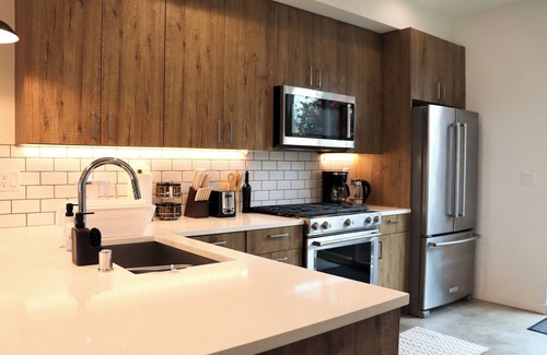 Loyal Heights Casa | Stunning Entire Townhome 3b/2.5ba w Parking in Seattle