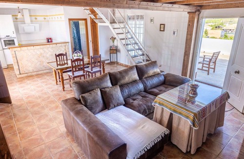 Sanlúcar la Mayor Casa | Preciosa casa de vacaciones privada con A/C, WIFI, piscina privada, TV, patio, mascotas permitida