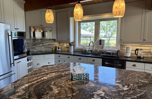 Innisfil Chalet De Esquí | Stunning estate on 4 acres, in ground pool, hot tub, gym & fully fenced & gated