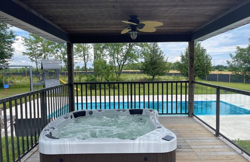 Innisfil Chalet De Esquí | Stunning estate on 4 acres, in ground pool, hot tub, gym & fully fenced & gated