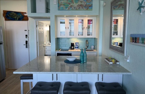 Bridgeport Heights Condominio | Stunning First Floor Direct Ocean Front Upgraded Studio POOL OPEN