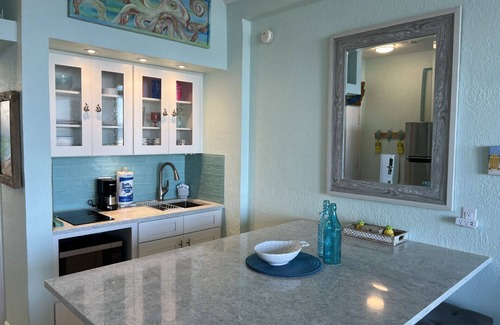Bridgeport Heights Condominio | Stunning First Floor Direct Ocean Front Upgraded Studio POOL OPEN