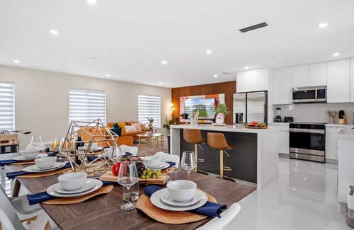 Westchester Casa | Stunning Family Fun Oasis With Heated Pool, Hot tub & King Bed