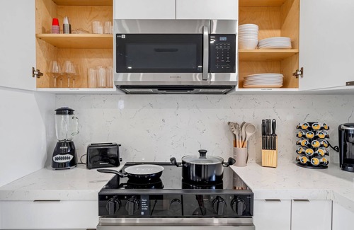 Westchester Casa | Stunning Family Fun Oasis With Heated Pool, Hot tub & King Bed