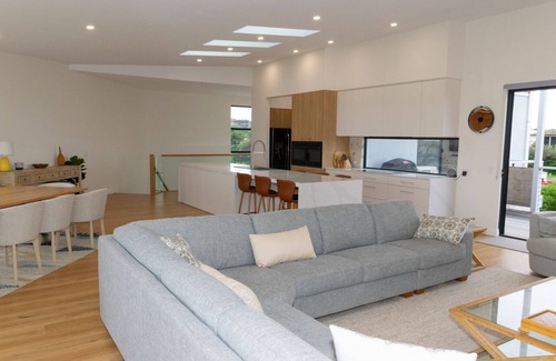 Middleton Casa | Stunning Family Home Ocean Views - 1 min walk from the beach!
