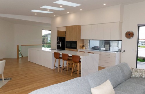 Middleton Casa | Stunning Family Home Ocean Views - 1 min walk from the beach!
