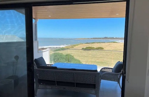 Middleton Casa | Stunning Family Home Ocean Views - 1 min walk from the beach!