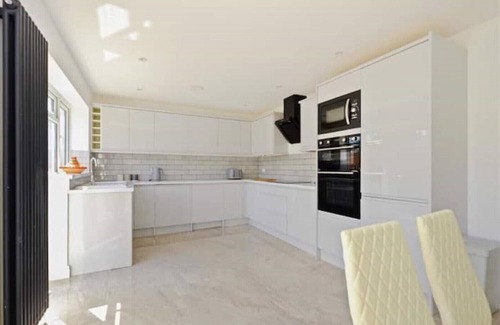 Herne Bay Casa | Stunning Family Home, Within Walking Distance to Herne Bay Beach