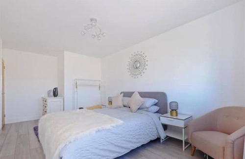 Herne Bay Casa | Stunning Family Home, Within Walking Distance to Herne Bay Beach