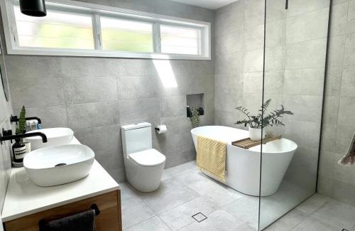 Warriewood Casa | Stunning Family Home with Tropical Garden