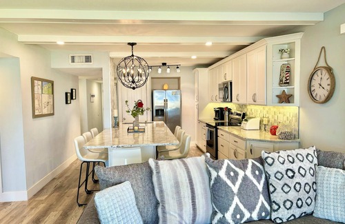 New Smyrna Beach Condominio | Impresionante recientemente renovado (2018) condominio en planta baja, frente al mar y frente a la piscina!