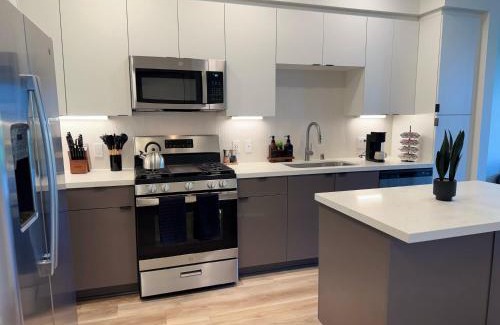 Lyon Street Apartamento | Stunning Haven with Pool Gym Parking Close to Disneyland