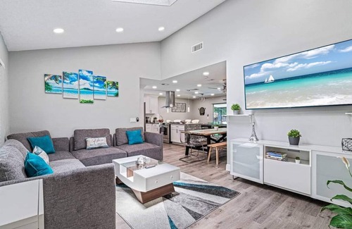 Seffner Community Alliance Casa | Stunning Heated Pool House Close to Tampa & Casino