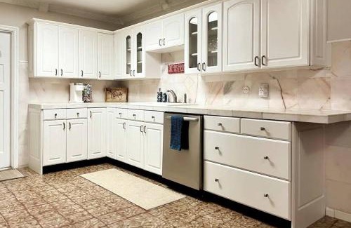 Oakford Park Casa | Stunning Heated Pool & Spa House Blocks to Midtown