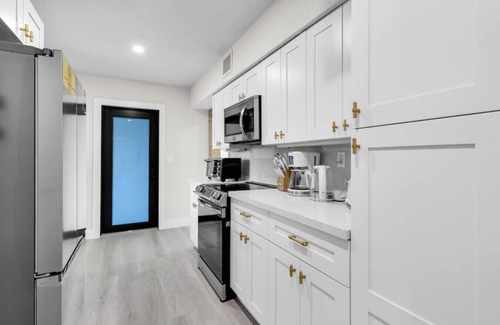 Driftwood Casa | Stunning Heated Pool Home Retreat / Hollywood