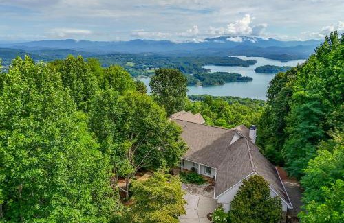 Hiawassee Casa | Stunning Hiawassee Hideaway with Impeccable Views!