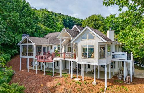 Hiawassee Casa | Stunning Hiawassee Hideaway with Impeccable Views!