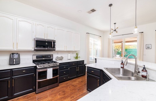 Elk Grove Casa | Stunning Hidden Haven w/Pool! Casa Industrial