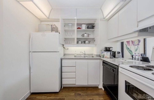 Bay Street Corridor Condominio | STUNNING High Floor Bay St Condo w BIG Balcony / Terrace (Sleeps 4) Pet Friendly