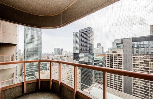 Bay Street Corridor Condominio | STUNNING High Floor Bay St Condo w BIG Balcony / Terrace (Sleeps 4) Pet Friendly