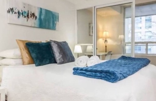 Yorkville Condominio | Stunning High Rise Hotel Style 1 Bed Downtown Condo Best Location Amazing View