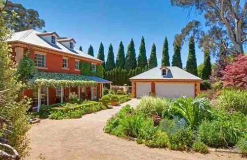 Mittagong Casa | Stunning Highlands Manor-Accommodates 2-12 people