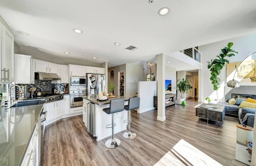 Canoga Park Casa | Stunning Hilltop 5BR W/ View & Hot Tub!