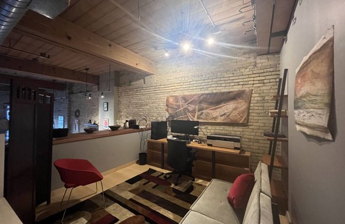 Warehouse District Condominio | Stunning Historic 2 Bedroom Loft in North Loop - Exposed Brick 14 Foot Ceilings